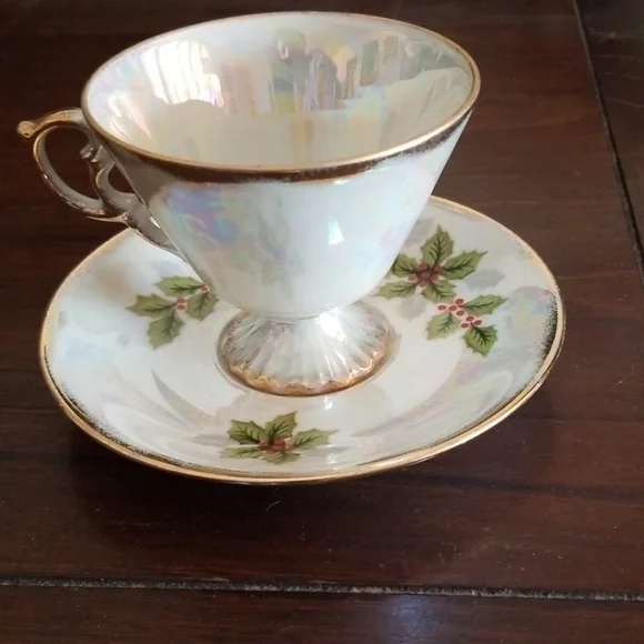 Teacup & saucer set holly pattern - Picture 2 of 5